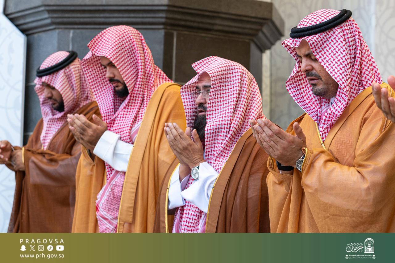 جموع المصلين يؤدون صلاة الاستسقاء في المسجد الحرام استجابةً لتوجيه خادم الحرمين الشريفين